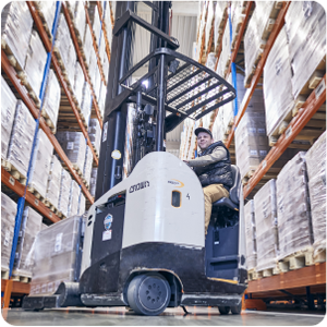 Operatorów/Operatorek Wózków Widłowych (z UDT) Praca z uprawnieniami UDT – obsługa wózków widłowych wysokiego składowania (załadunek i rozładunek).